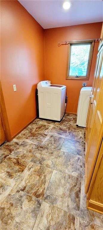 1516 E Lincoln St, Iola, KS 66749 - washroom featuring washer and clothes dryer