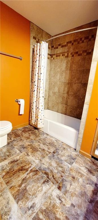1516 E Lincoln St, Iola, KS 66749 - full bath featuring shower / bath combination with curtain and toilet