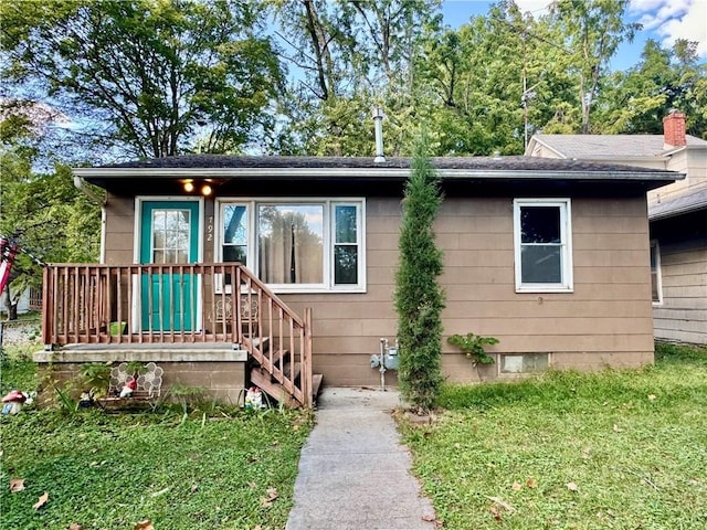 view of front of property with a front lawn