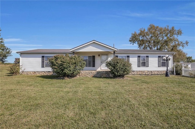 ranch-style house featuring a front lawn