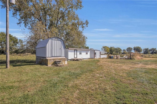 view of yard featuring a storage unit