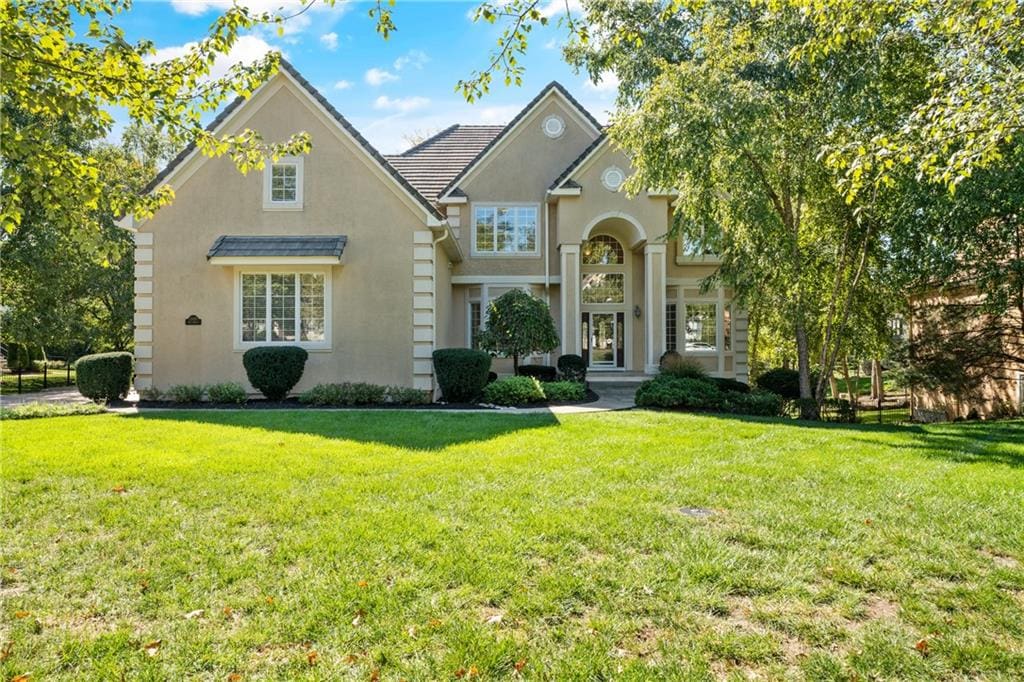 view of front of home featuring a front yard