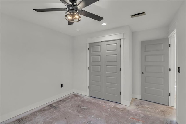 unfurnished bedroom featuring ceiling fan and a closet