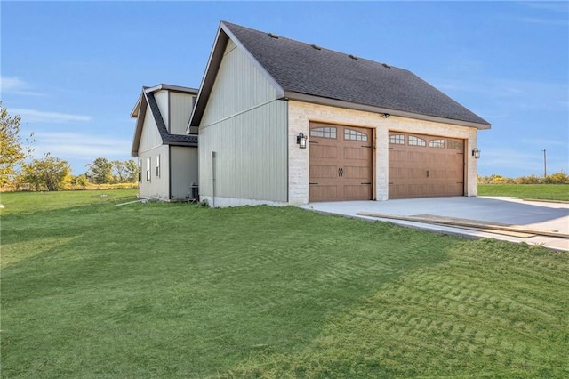 view of side of property featuring a lawn