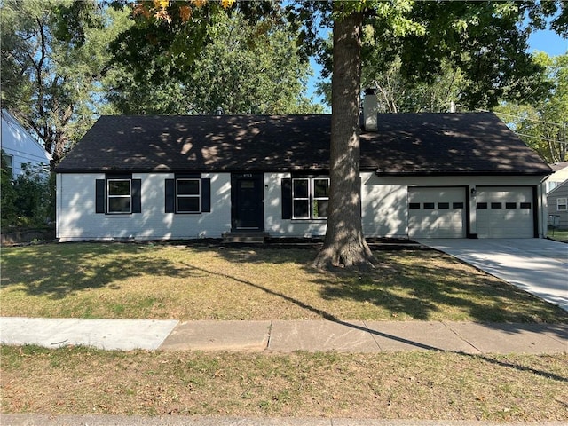 view of front facade featuring a garage and a front lawn