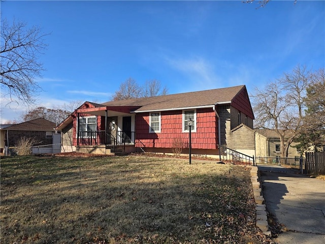 single story home with a front lawn