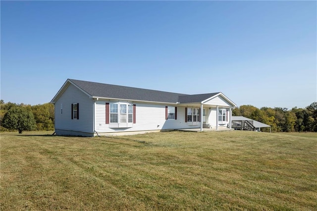 view of front of home featuring a front lawn