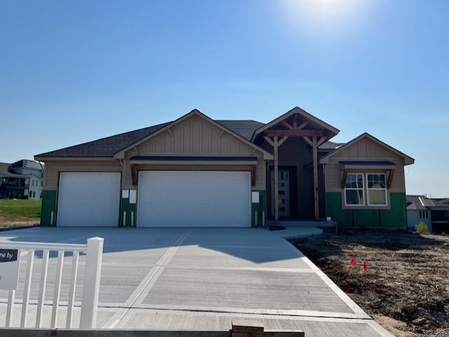 view of front facade featuring a garage