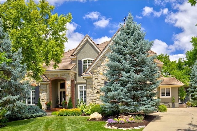 view of front of property featuring a front lawn