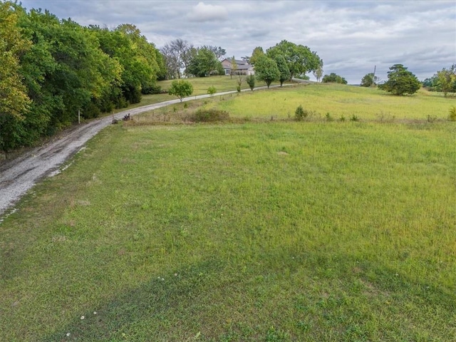 view of yard featuring a rural view