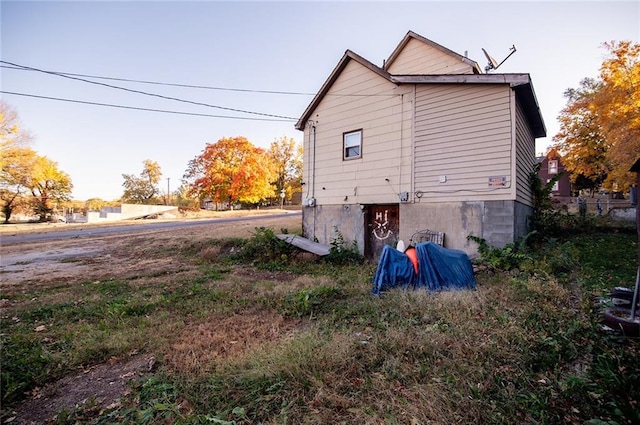 929 N 7th St, Atchison, KS 66002 - view of side of home