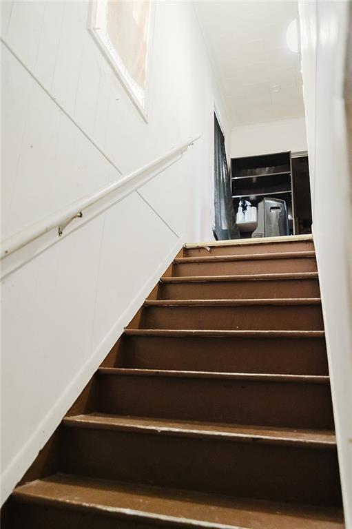 929 N 7th St, Atchison, KS 66002 - view of staircase