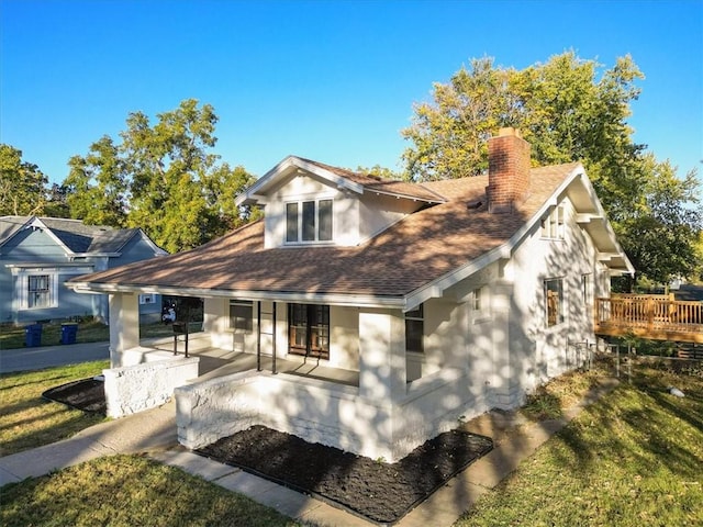 view of front of property featuring a patio and a front yard