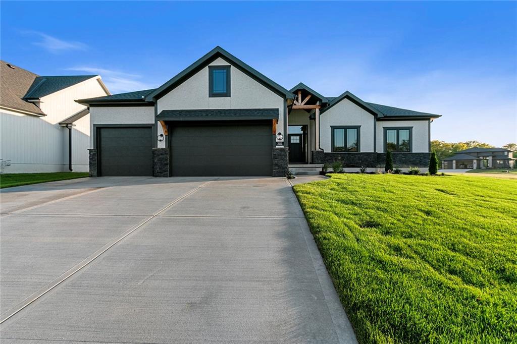 view of front of property featuring a front lawn and a garage