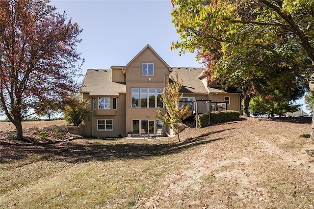 back of house featuring a yard