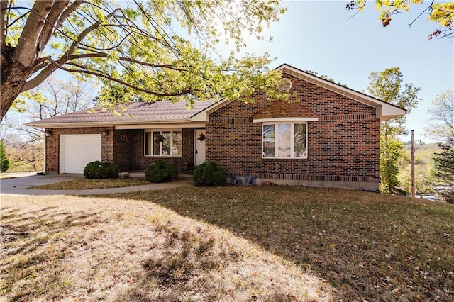 view of front of home featuring central AC unit, a garage, and a front lawn