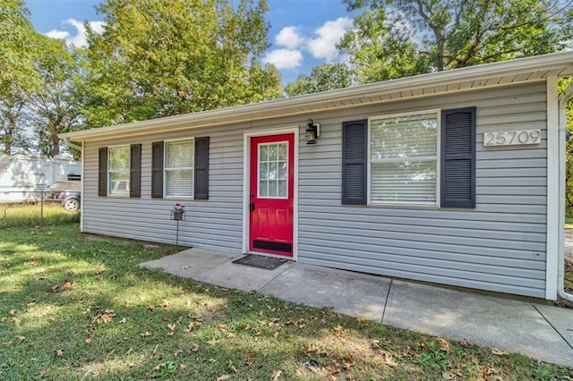 single story home featuring a front lawn