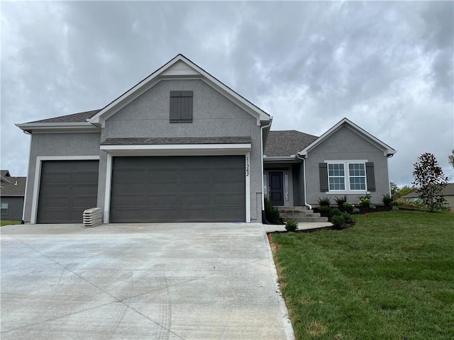 view of front of property featuring a front lawn