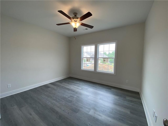 unfurnished room with dark wood-type flooring and ceiling fan