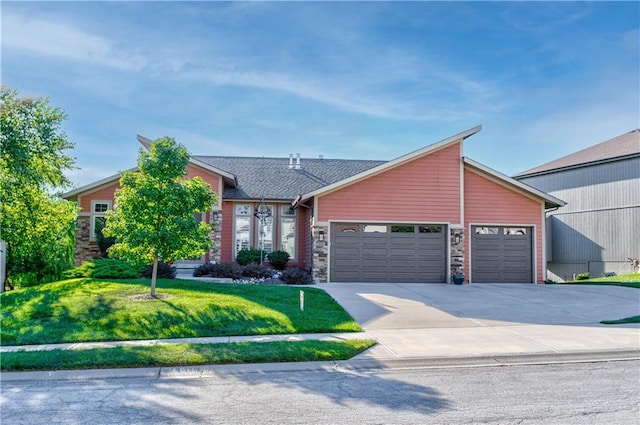 view of front of property featuring a front lawn and a garage