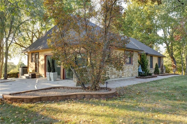 view of front of property with a front lawn and a patio area