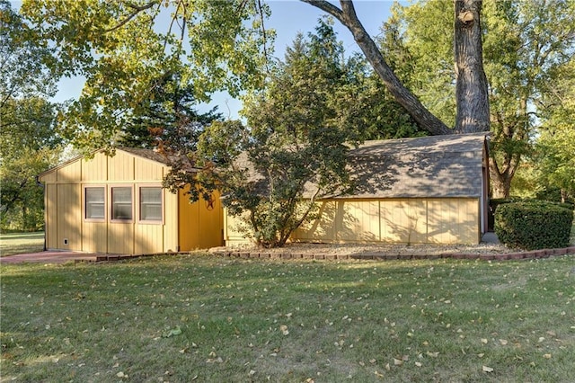 view of yard with an outdoor structure