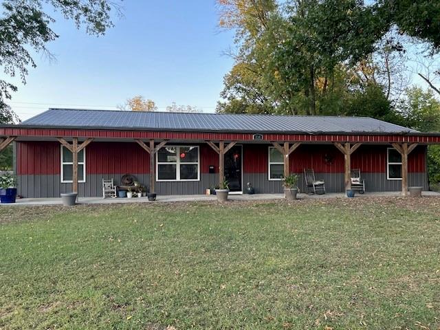 single story home with a front yard