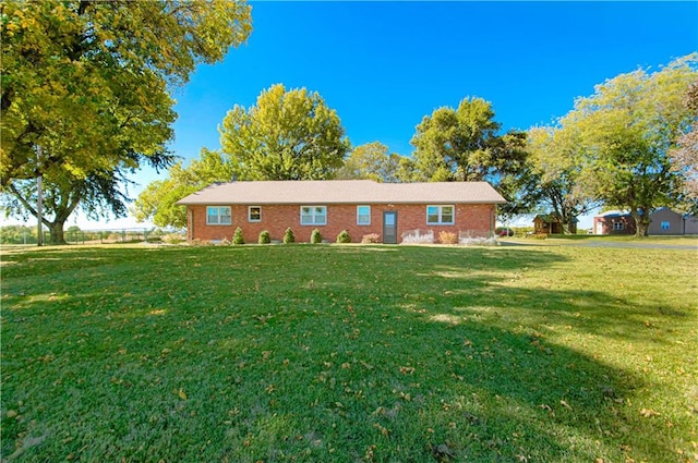 ranch-style house featuring a front yard