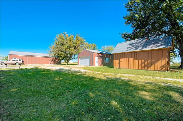 view of yard featuring an outdoor structure