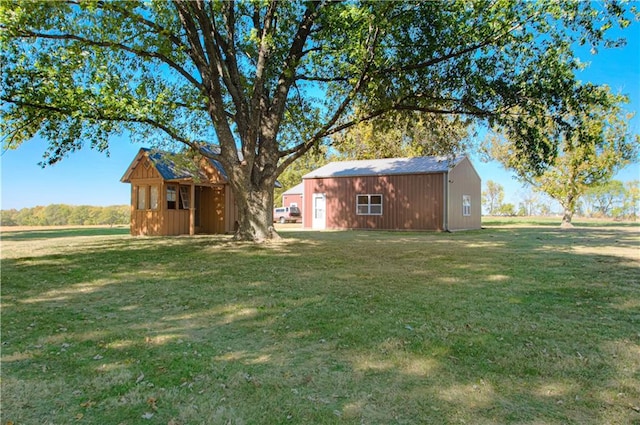 view of yard featuring an outbuilding