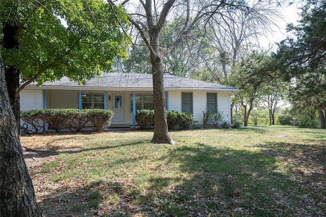 ranch-style house featuring a front yard