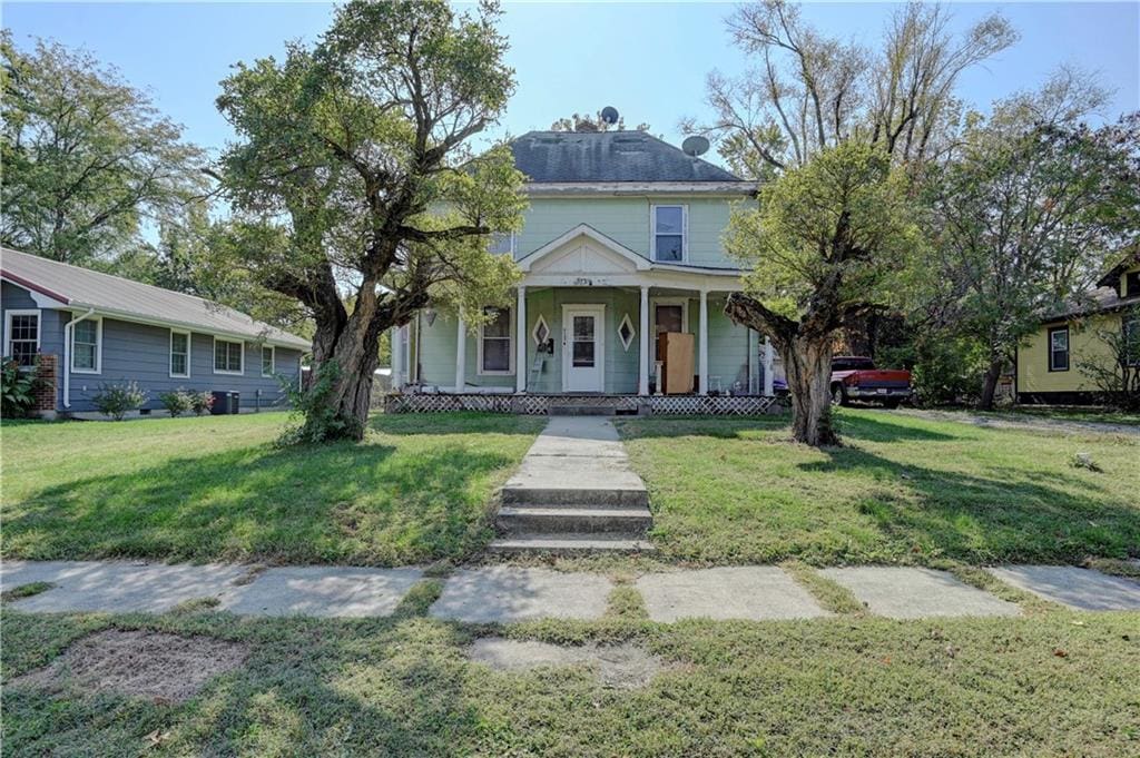 view of front facade with a porch and a front yard