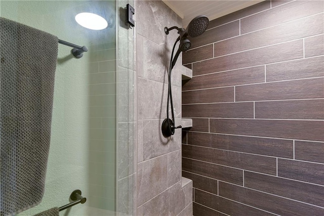 bathroom featuring a tile shower
