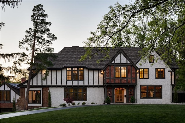 view of front facade featuring a yard