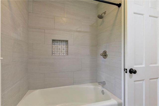 bathroom with tiled shower / bath