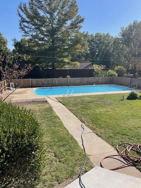 view of swimming pool featuring a lawn