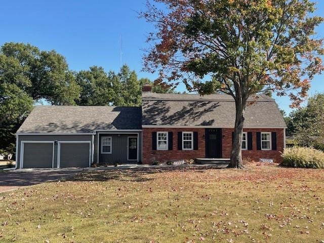 view of front of home featuring a front lawn and a garage