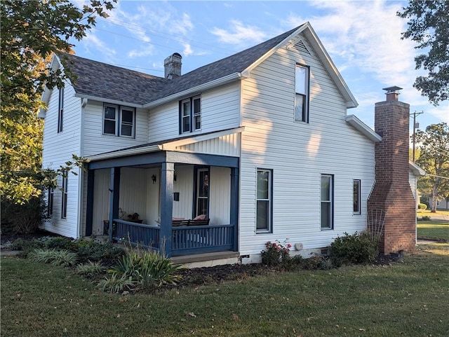 view of front facade with a front lawn and covered porch