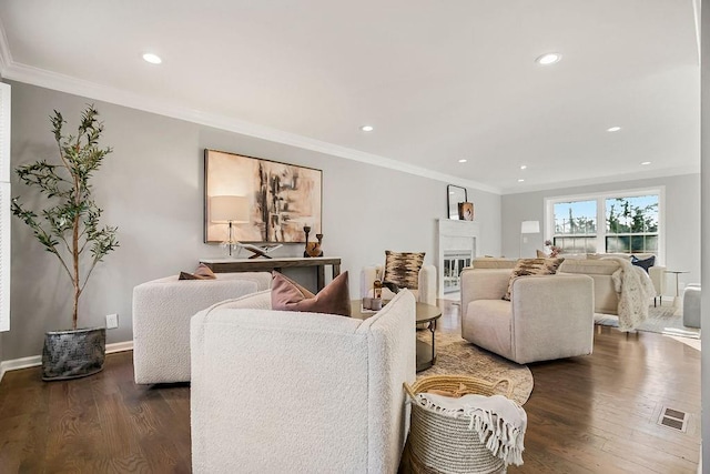 living room with recessed lighting, crown molding, baseboards, and dark wood-style flooring