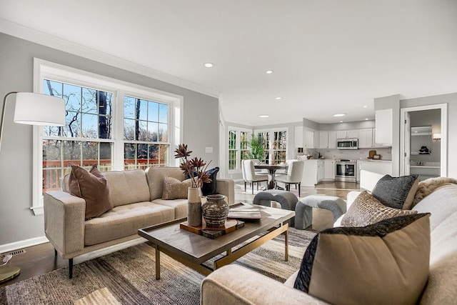 living room featuring visible vents, wood finished floors, recessed lighting, crown molding, and baseboards