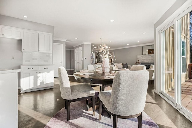 dining area featuring light wood-style flooring, recessed lighting, a chandelier, and ornamental molding