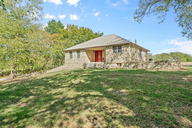 view of front of home featuring a front lawn