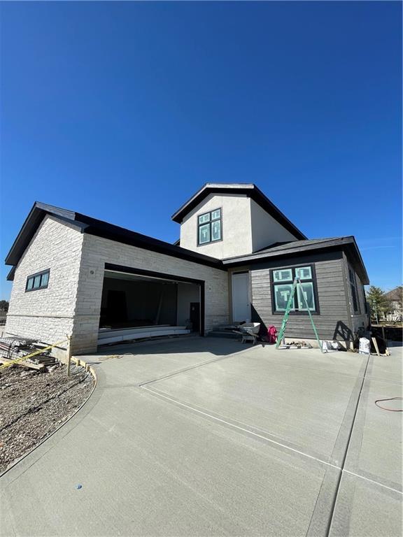 view of front facade featuring driveway