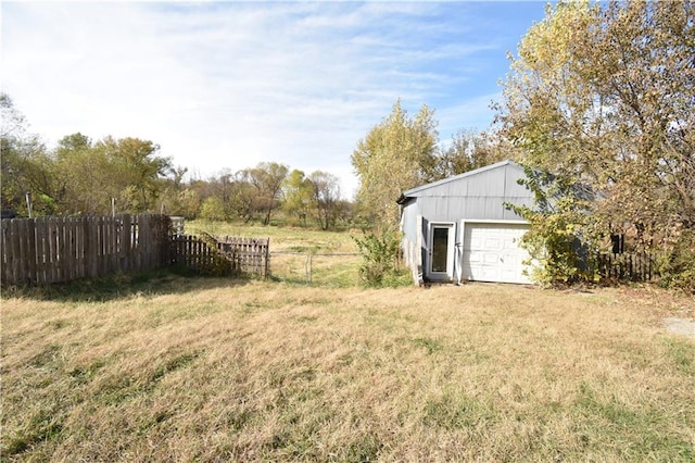 view of yard with an outdoor structure and a garage