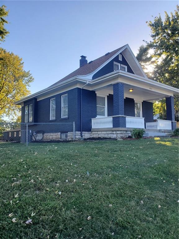 view of front of house with covered porch and a front yard