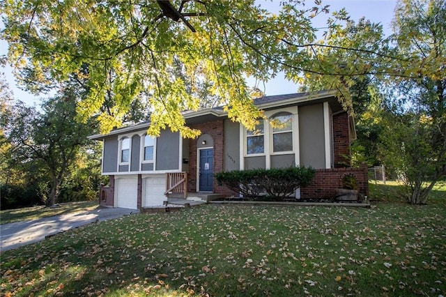 view of front of home featuring a front yard and a garage