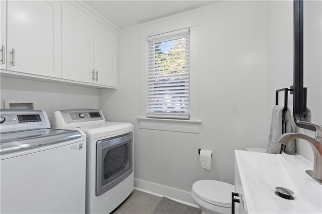 laundry area featuring sink and washing machine and dryer