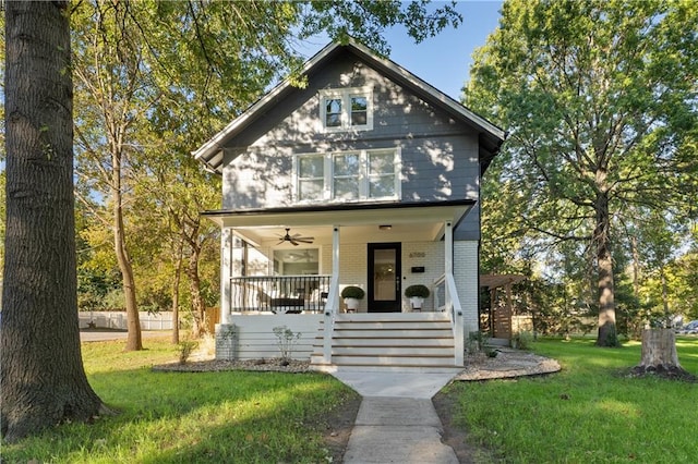 view of front of property featuring a front yard, ceiling fan, and a porch