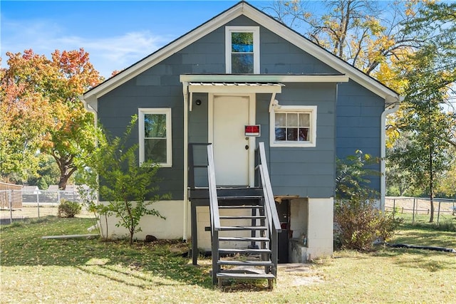 view of front of property featuring a front yard