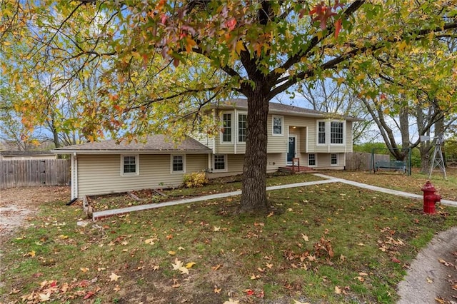 view of front of property featuring a front yard